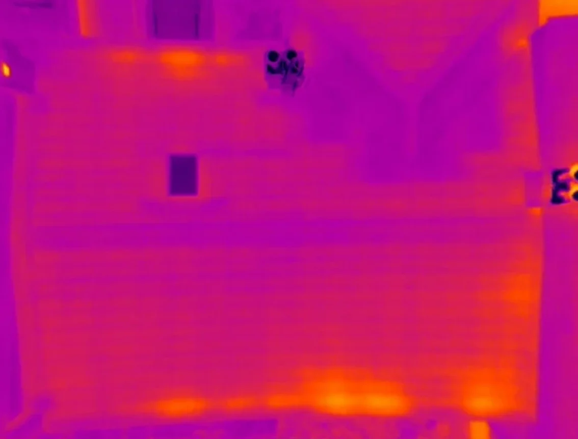 Ten sam dach na obrazie z kamery termowizyjnej