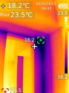 Narożnik przy drzwiach na obrazie z kamery termowizyjnej